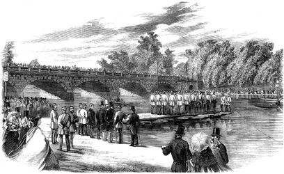 Experimente mit der Pontonbrücke von Captain Fowke auf der Serpentine, Hyde Park, London, 1860