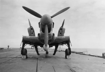 Fairey Firefly Flugzeug bereit zum Transport zum Hangarlift, HMS Venerable, 1945