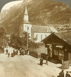 Familien und Nachbarn an einem Sommer-Sonntagmorgen in der Dorfkirche, Odde, Norwegen, um 1905