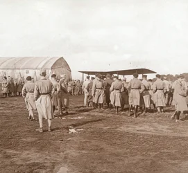 Kampfflugzeug beim Start, um 1914-1918