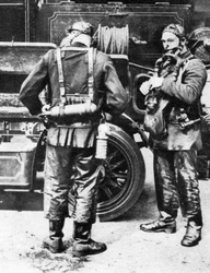 Feuerwehrleute mit Rauchhelmen, Farringdon Street Gummifabrik, London, 1926-1927