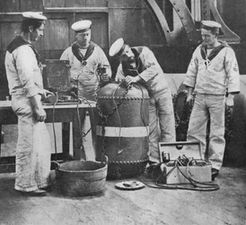 Einrichten einer elektrischen Kontaktmine, 1914