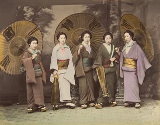 [Fünf japanische Frauen in traditioneller Kleidung mit Sonnenschirmen], 1870er Jahre