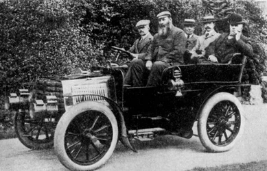 Fünf Männer sitzen in einem Auto, 1902 1935