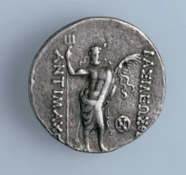 Vier-Drachmen-Stück, Rückseite zeigt den griechischen Gott Poseidon, der den indischen Dreizack-Gott Siva darstellt, aus dem griechischen Königreich Baktrien, 2. Jahrhundert v. Chr.