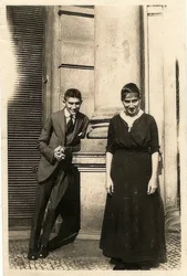 Franz Kafka mit seiner Schwester Ottla vor dem Oppelt-Haus in Prag. Um 1914
