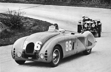 Großer Preis von Frankreich, 1936: Ein neuer stromlinienförmiger Bugatti, gefolgt von einem Riley, 1936, 1937