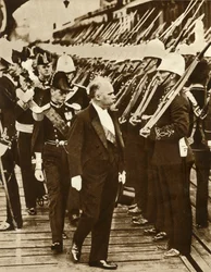 Französischer Präsident Raymond Poincaré mit Edward, Prinz von Wales, in Portsmouth, Juni 1913, 1935