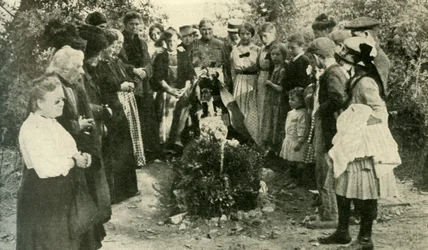 Französische Zivilisten am Grab eines Soldaten, 1914, um 1920