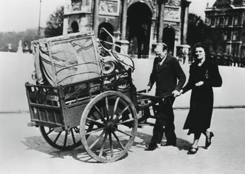 Französische Flüchtlinge kehren nach dem Fall Frankreichs an die Deutschen nach Hause zurück, Paris, Juli 1940
