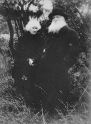 Der französische Bildhauer Auguste Rodin im Park seiner Villa in Meudon, 1916