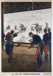 Französische Soldaten verwenden einen Film eines Kavallerieangriffs zum Schießtraining, 1912