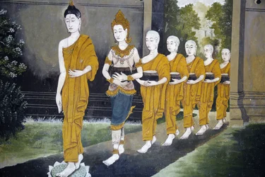 Fresko, das eine Szene aus dem Leben des Buddha im Wat Phra Doi Suthep zeigt: Buddha und Mönche auf einer Almosenrunde, Chiang Mai, Thailand