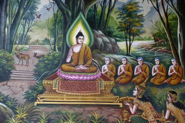 Fresko, das Buddha mit Anhängern darstellt, Wat Chiang Mun, Chiang Mai, Thailand