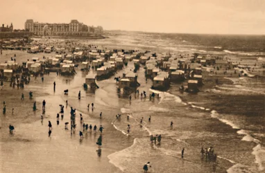 Gesamtansicht des Strandes zur Badezeit, ca. 1928