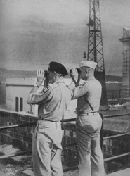 Generäle Montgomery und Eisenhower betrachten von einem Balkon in Messina das italienische Festland, 1943-44