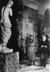 Deutscher Feldmarschall von Rundstedt besucht den Louvre, besetztes Paris, Oktober 1940
