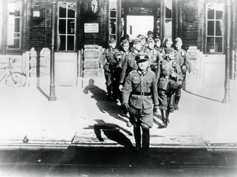 Deutscher Offizier führt seine Kompanie auf einen Bahnsteig, Paris, August 1940