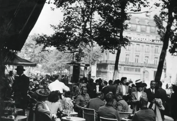 Deutsche Offiziere entspannen sich vor dem Café de la Paix, Paris, Juni 1940