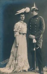 Deutsches Paar. Mit Mann in Paradeuniform, 1906