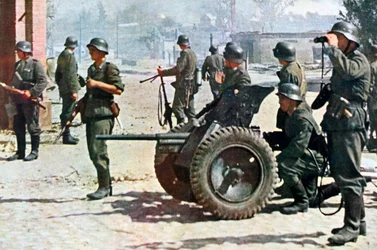 Deutsche Infanteristen mit leichter Feldartillerie, Russland, 1943