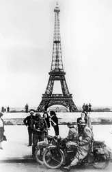 Deutsche Soldaten vor dem Eiffelturm, Paris, 1940