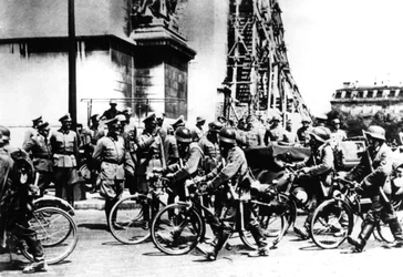 Deutsche Soldaten marschieren am Arc de Triomphe vorbei, Paris, 14. Juni 1940