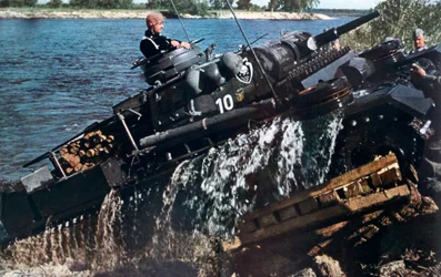 Deutscher Panzer durchquert einen Fluss, Russland, 1941