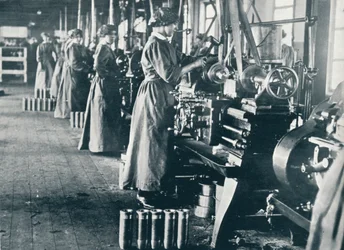 Munitionsarbeiterinnen an ihren Drehbänken in einer schottischen Fabrik, um 1914