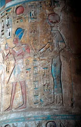 Göttin Isis mit König Tuthmosis III, altägyptisch, 15. Jahrhundert v. Chr.