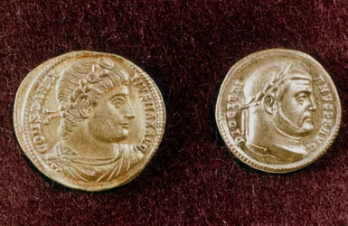 Goldmünzen mit den Köpfen der römischen Kaiser Konstantin der Große und Diokletian, 4. Jahrhundert