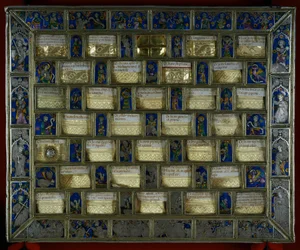 Goldschmied: Staurothek oder gotisches Reliquiar aus dem 14. Jahrhundert in Form von Schachspielen Karls des Großen, Silber, Gold und Emaille, hergestellt in Montpellier. Roncesvalles, Navarra, Spanien.