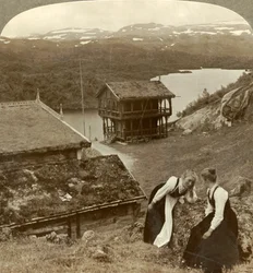 Klatsch in einem Gasthaus am Wegesrand in Botten, mit Blick auf den Voxli-See - Blick auf die Haukeli-Berge, Norwegen