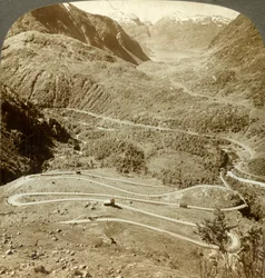 Große Zickzack-Schleifen der Straße vom Dyreskard-Pass hinunter zum Roldal-See, Norwegen, ca. 1905