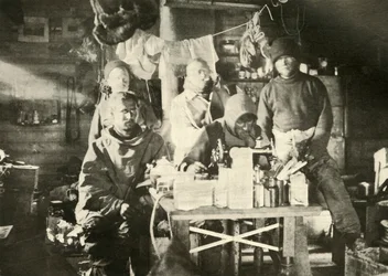 Gruppe in der Hütte im Sommer: Joyce an der Nähmaschine, 1908, 1909