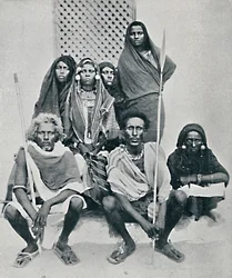 Gruppe von Danakil-Männern und -Frauen aus dem italienischen Hafen, Assab-Bucht, Eritrea, 1912