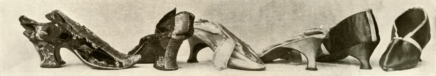 Gruppe von Pantoffeln 1735, 1770 und 1780, 1937