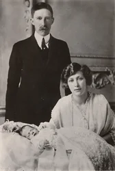 Ihre Königliche Hoheit Prinzessin Mary & Viscount Lascelles mit ihrem Sohn, George Henry Hubert Lascelles, 1923