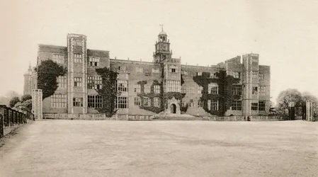 Hatfield House - Nordfront, 16. Jahrhundert, 1904