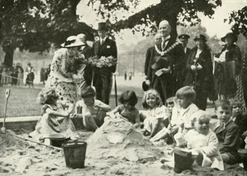 Ihre Majestät am neuen Spielplatz auf dem Gelände des alten Findelhauses