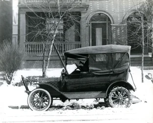 Hermann von Schrenk in einem Ford von 1916 vor seinem Haus in der McPherson 4139, St. Louis, Mo