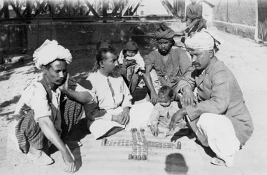 Hindus beim Glücksspiel, Indien, 1916-1917