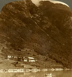 Hogrending Bauernhof am Fuße des Berges, am Ostufer des Sees Loen, Norwegen, um 1905