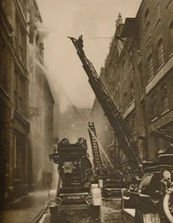 Wie die Londoner Feuerwehr ihren Feind bekämpft, ca. 1935