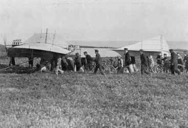 Hubert Latham bereitet sich auf den Start nach Louis Bleriot vor, in der Nähe von Calais, Frankreich, 25. Juli 1909
