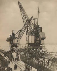 Große mobile Kräne in Tilbury verladen die Ladung aus dem Laderaum eines Schiffes, ca. 1935