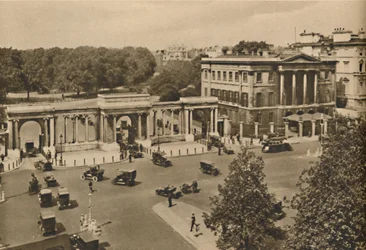 Hyde Park Corner mit dem dreifachen Torbogen zum Royal Park und Apsley House, ca. 1935
