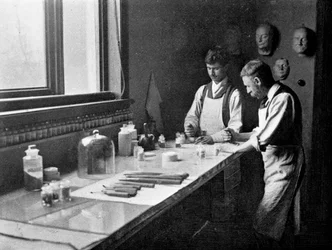 Im Emaillierstudio von Professor Herkomer, Farben mahlen, 1899