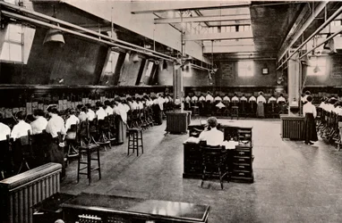 In einer großen Telefonzentrale, ca. 1916