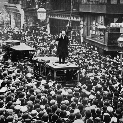 Bei der Parlamentswahl wurde er in Manchester besiegt, aber für Dundee gewählt, 1908, 1945